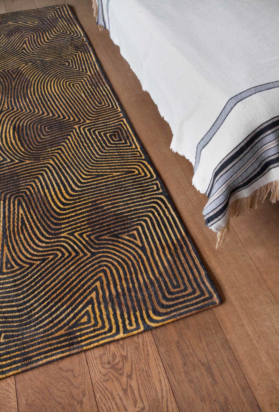 Louis De Poortere tapete LX 9227 Meditation Coral Black Gold interior 2