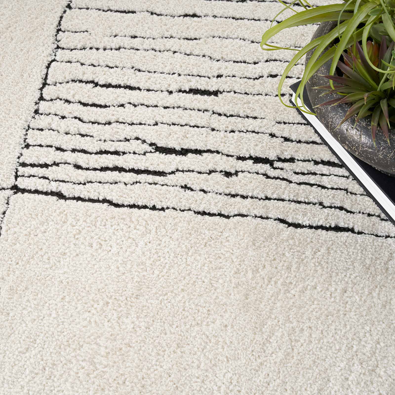 Nourison tapete Modern Comfort MNC02 IVBLK IVORY BLACK 5x7 099446902146 interior 2